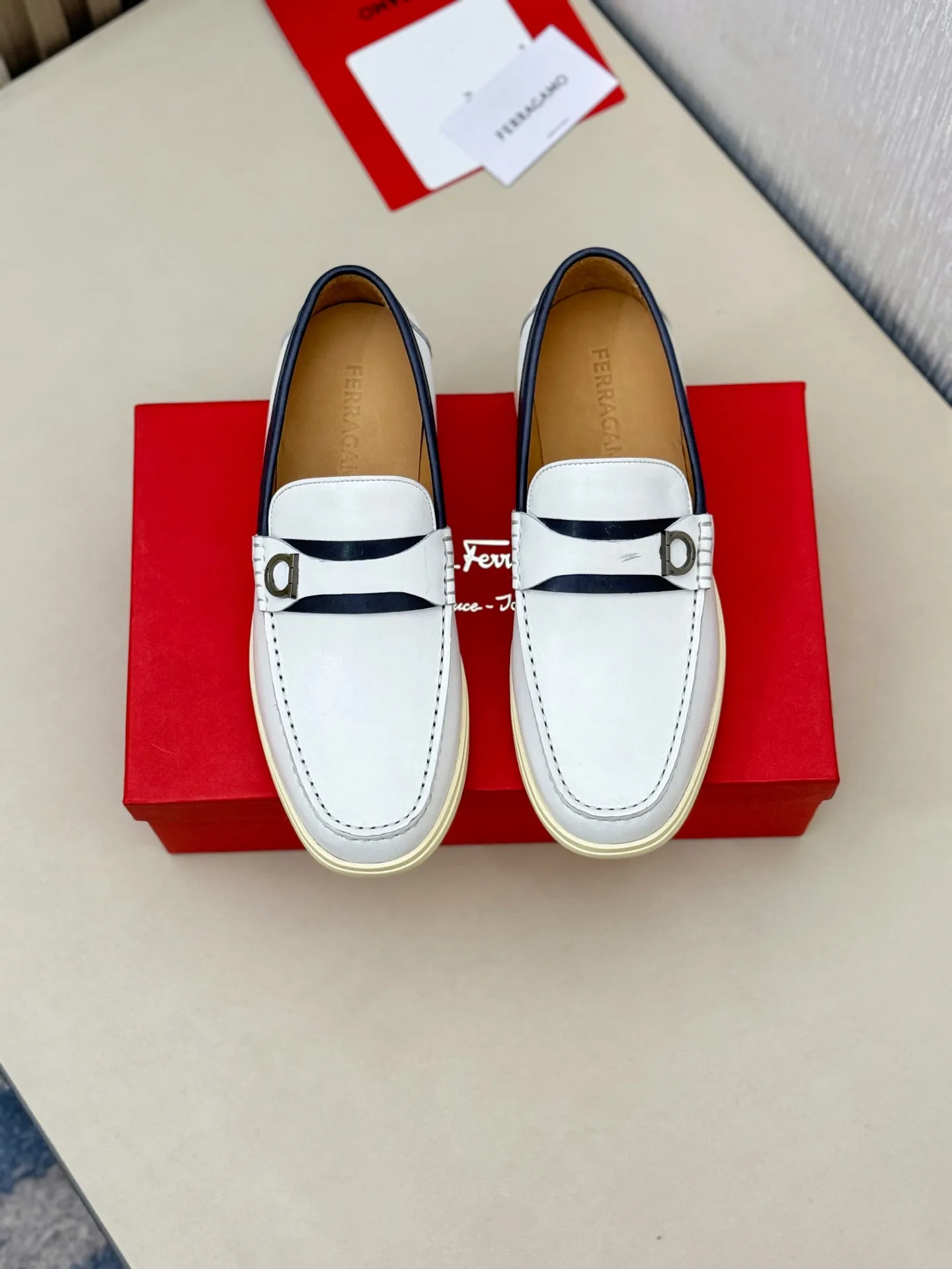 [Ferragamo] P: 580💰 Number of yards: 38~44 (45 orders are non-returnable) Ferragam's new men's driving shoes, the fabric is made of imported cowhide, with visible texture, heavy industrial stitching, dyed calfskin inside, standard logo cowhide feet, big-name experience, soft and comfortable on the feet, a men's favorite, special non-slip and wear-resistant rubber soles, easy to handle various occasions, with original box packaging!